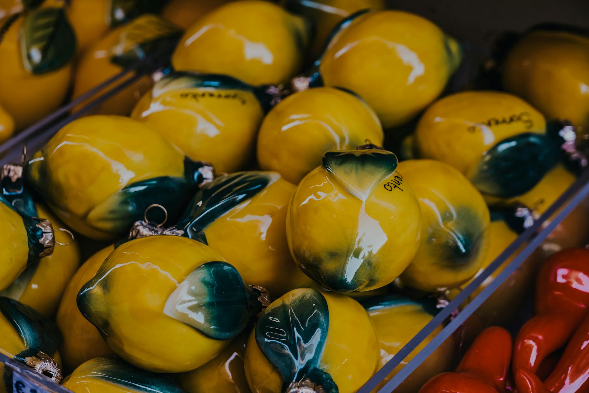 Citrons jaunes vibrants disposés artistiquement, symbolisant la vitalité et le renouveau